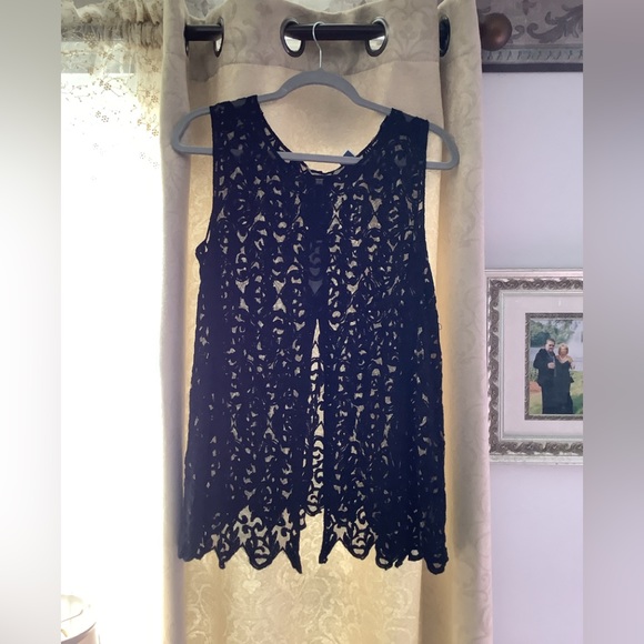 Capri Lace top see threw with embroidery. Pretty-split in back. Med NWT formal - Picture 13 of 16